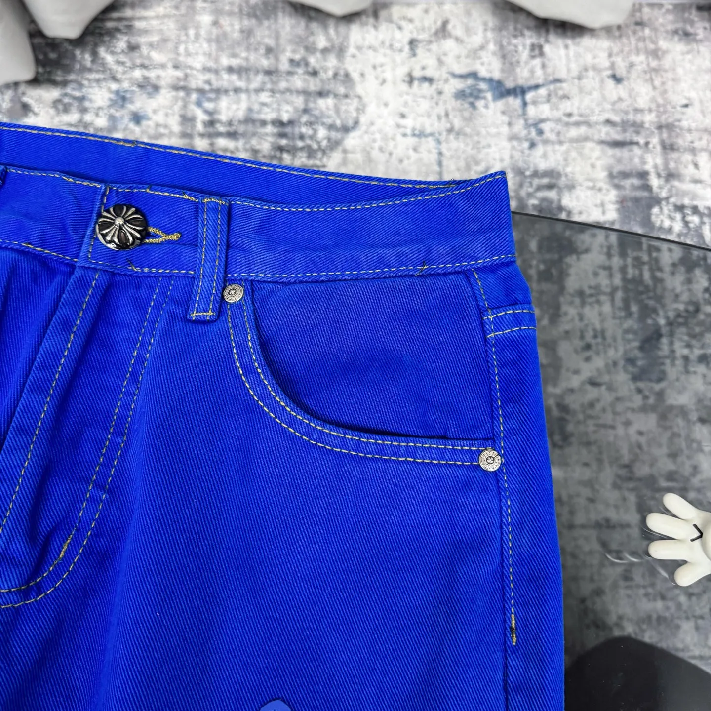 P260 Chrome hearts｜ch Chrome hearts London limited dopamine blue leather jeans, counter price 22W level, patchwork cross pattern embellishment, washed jeans! ! An absolutely high-end luxury product, a 1.9W-level god-level single product, a super popular product, made by top heavy industry, a magic weapon that cannot be missed! [About Zangyin] This is an extremely luxurious fashion brand that can also be called the aristocracy of the high street. It has always been an exclusive brand for some hipsters or rich second generations. Compared with ordinary high streets, it is more luxurious and noble. Compared with luxury brands, it is more fashionable and individual. It has always been a brand that I have a special liking for. [Top heavy industry fashion design] Consistently high-street luxury style. Speaking of this style, the Zangyin family and GU family are definitely the leading representative brands. Especially the Zangyin family has really achieved a state-of-the-art effect in creating high-street style. The unique washed material is used to create this style. The color system is already quite eye-catching. After it is decorated with patchwork cross flowers, it cleverly highlights the charm of the brand. Secondly, this style uses classic The high-waist cutting design highlights the long legs and fashionable temperament of the upper body. The brand is highly recognizable and the slim fit configuration is more suitable for daily wear. It is a product that interprets personality, fashion, and specifications at a glance. This single product is enough to make any fan excited. It can be a white T-shirt for a youthful college style, or a tight suspender for a royal style. It has strong matching ability and can be easily controlled by men.  [Materials and craftsmanship] Needless to say, this point goes without saying. As an excellent craftsman brand, Zangyin’s requirements for details and craftsmanship are really perfect. The washed color of this model has gone through so many processes, not to mention the embellishment of denim appliques. It is also purely hand-made and sewn. Just like what they believe in, only hand-made things have soul and have the meaning of wear. A top-notch heavy-duty fashionable denim item, I look forward to your perfect interpretation! !   Color: Dark blue Size: S-XL (28 30 32 34) Pants length: 101/103/105/107 Waist: 78/82/86/90 Recommended height: 170/175/180/185 Recommended weight: 120/140/160/180